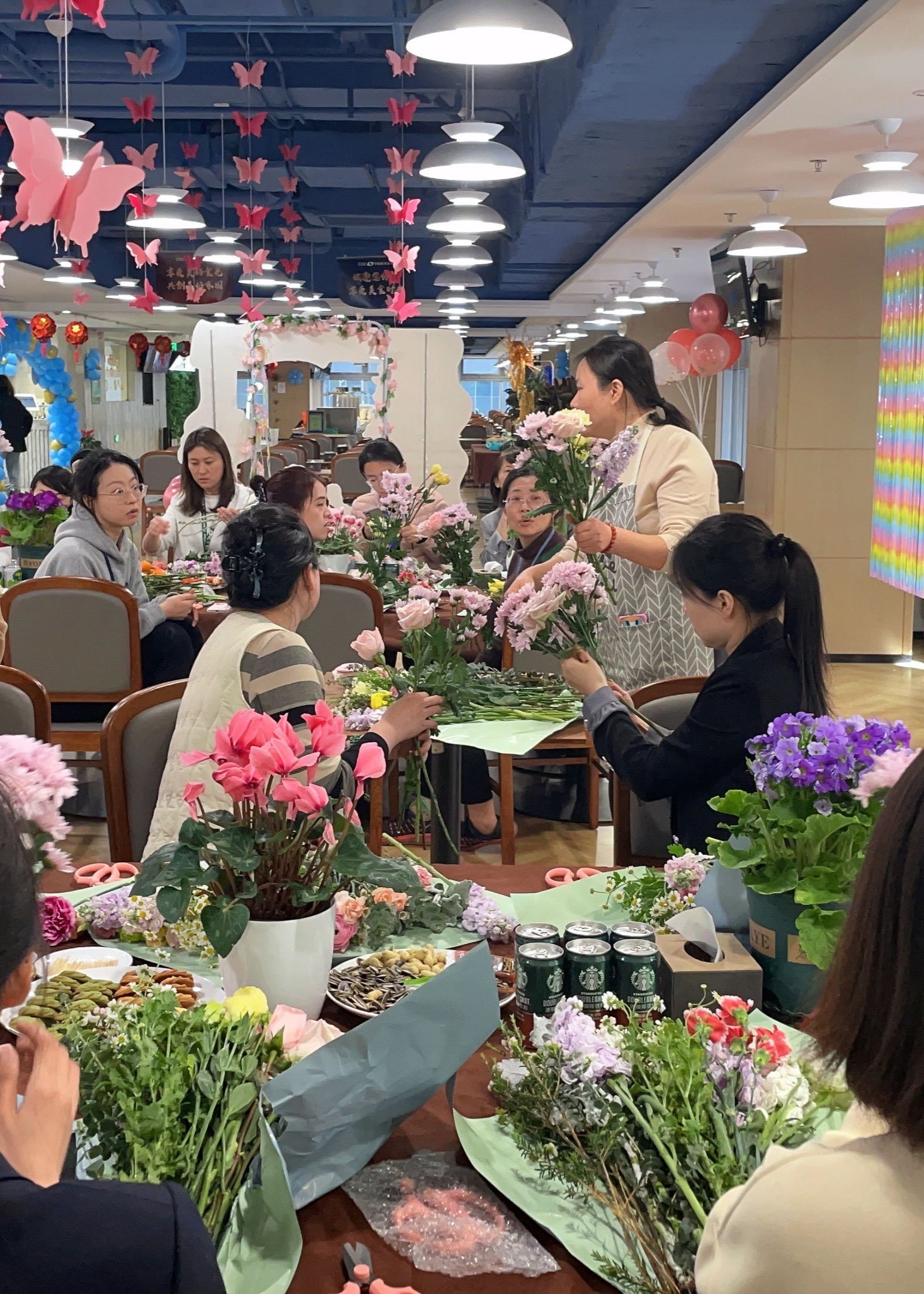 巾帼芳华 魅力绽放 新葡萄8883官网AMG开展妇女节插花活动